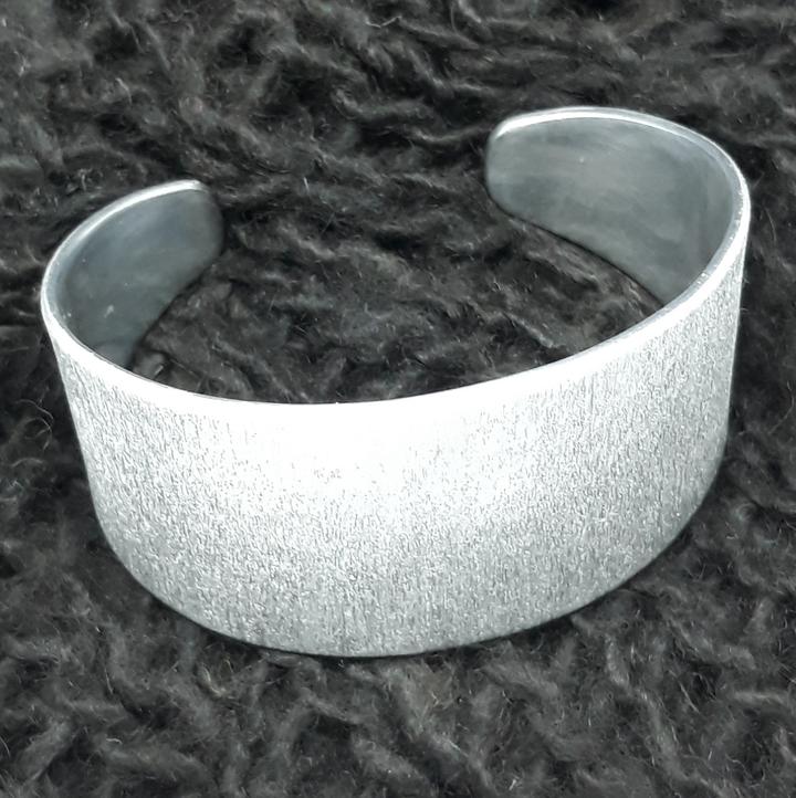 Bracelet manchette en acier brossé